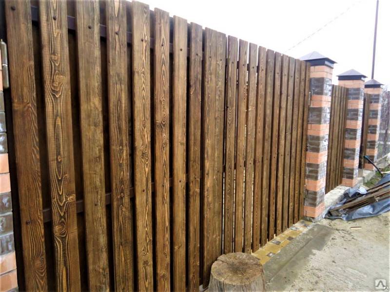 Красивый забор из деревянного штакетника
