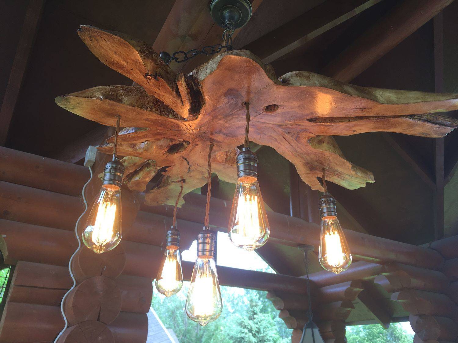 Деревянный светильник с эффектом "разрыва"