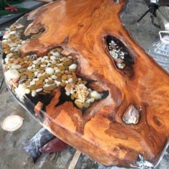 Журнальный столик из деревянных брусков и эпоксидной смолы