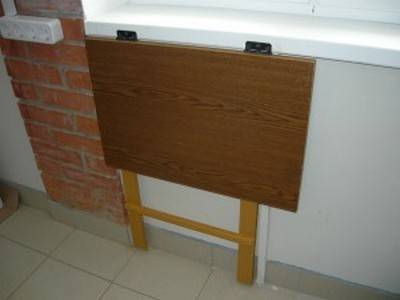 Деревянный стол с креплением к стене