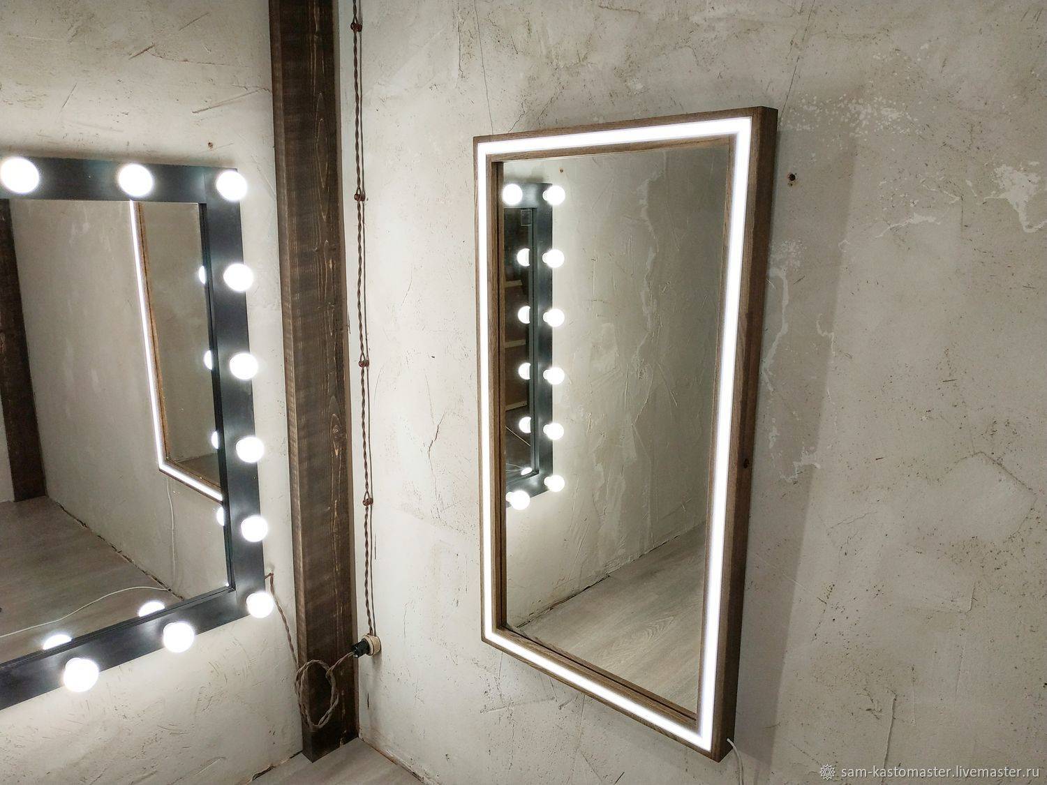 Зеркало со стальным ободом, на деревянном основании, с подсветкой