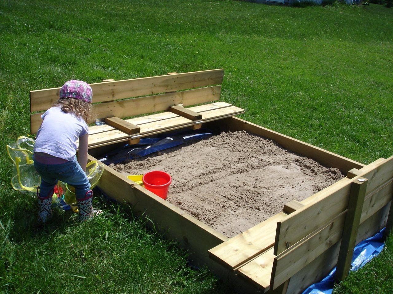 Как сделать детскую песочницу своими руками - выбор материалов и формы, изготовление каркаса и крышки, декорирование
