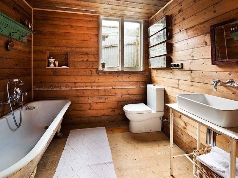 Отделка ванной комнаты в деревянном доме своими руками: особенности, инструкция