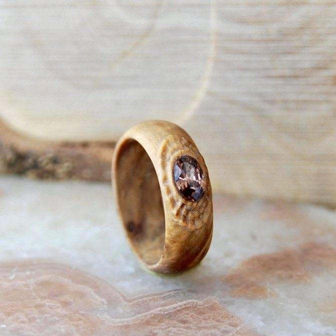 Металлическое кольцо с деревянной вставкой
