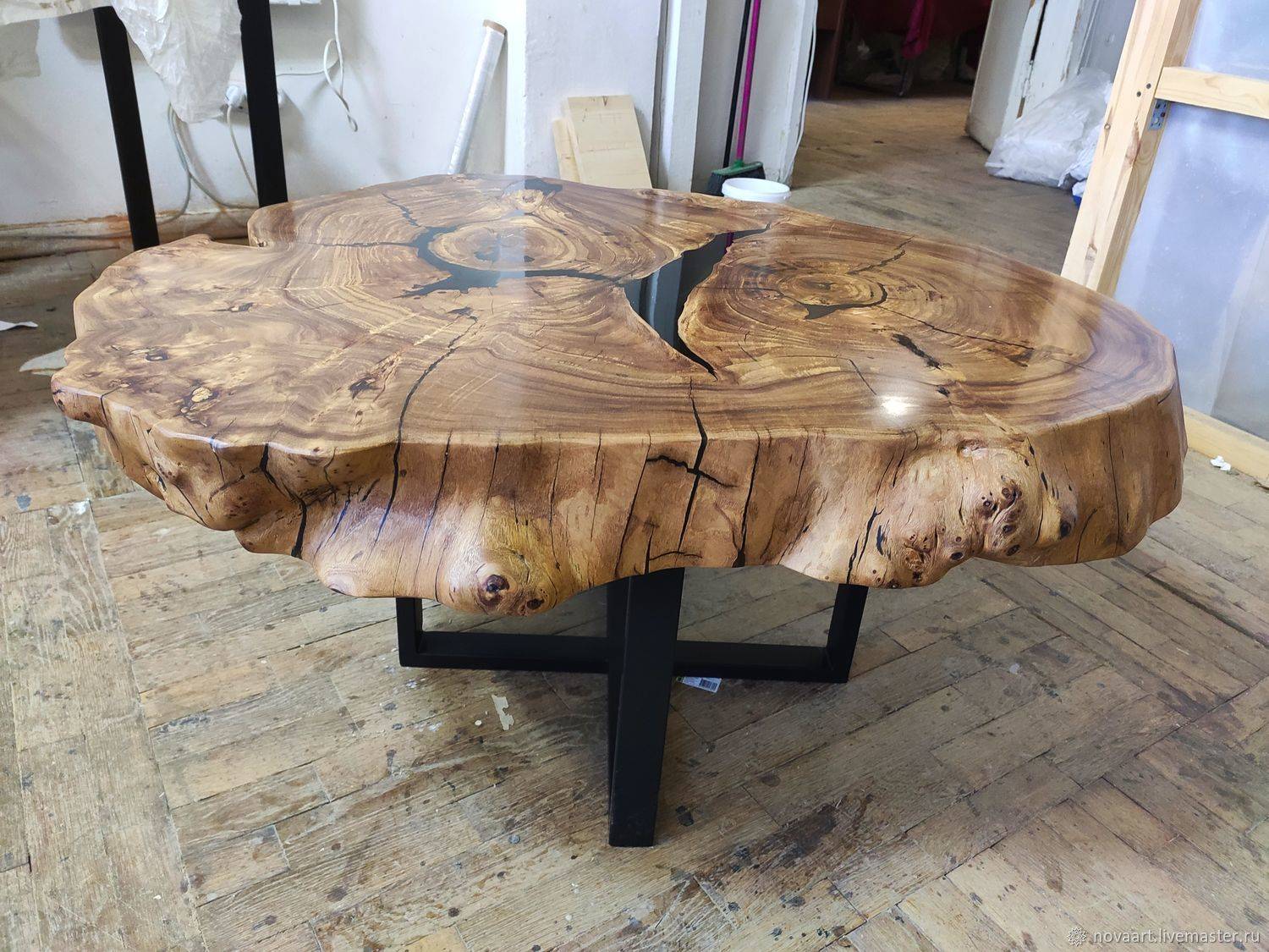 Кофейный столик из натурального дерева