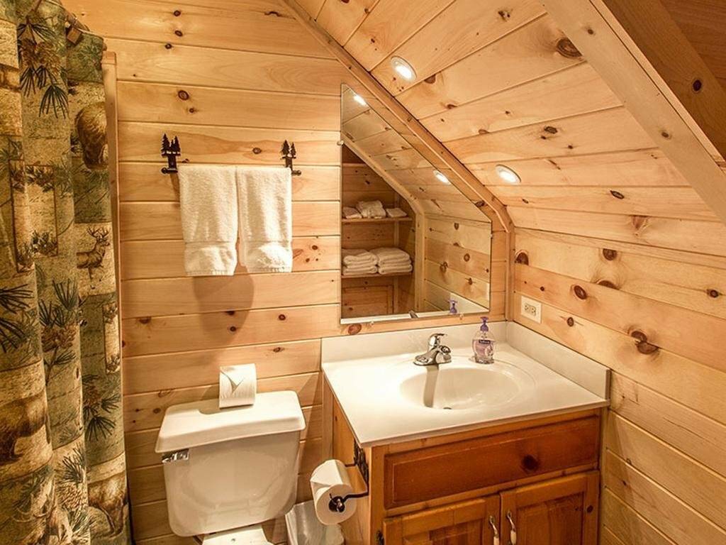 Санузел в деревянном доме своими руками – как сделать теплый туалет с канализацией