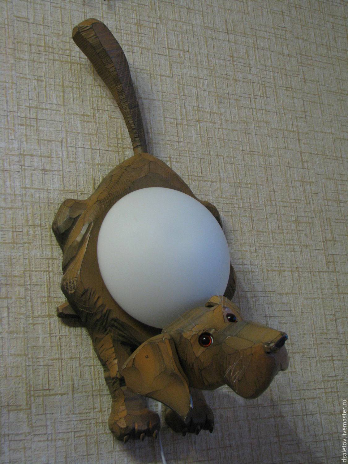 Лампа из дерева в форме щенка