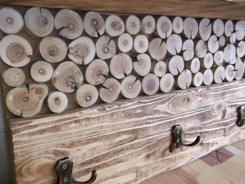 Подставка из деревяных спилов