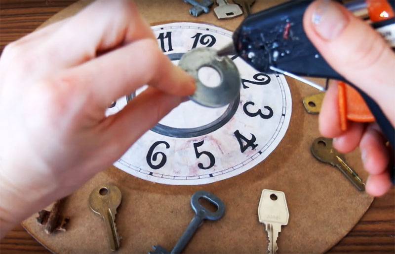 Как сделать простые и оригинальные часы из фанеры