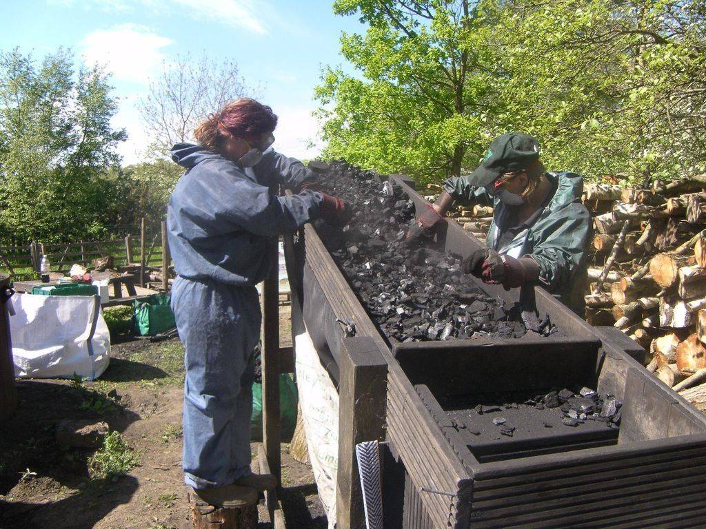 Мы не покупаем древесный уголь, а делаем его сами из старых дров: технология