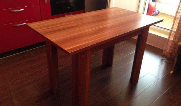 Простой деревянный стол для гостиной
