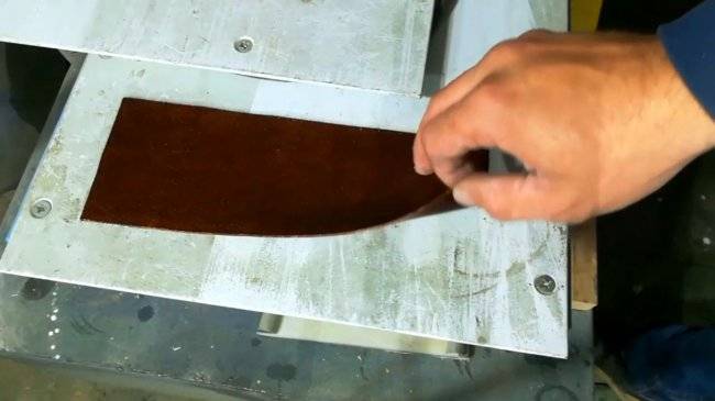 «Деревянное» портмоне, техника тиснения на коже текстуры дерева