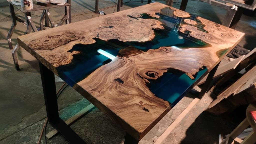 Как заработать на изготовлении столов из эпоксидной смолы и дерева?