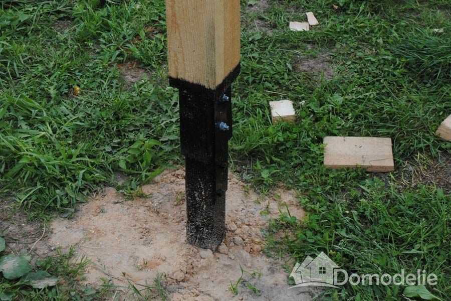 Крепление деревянных столбов к бетонному основанию