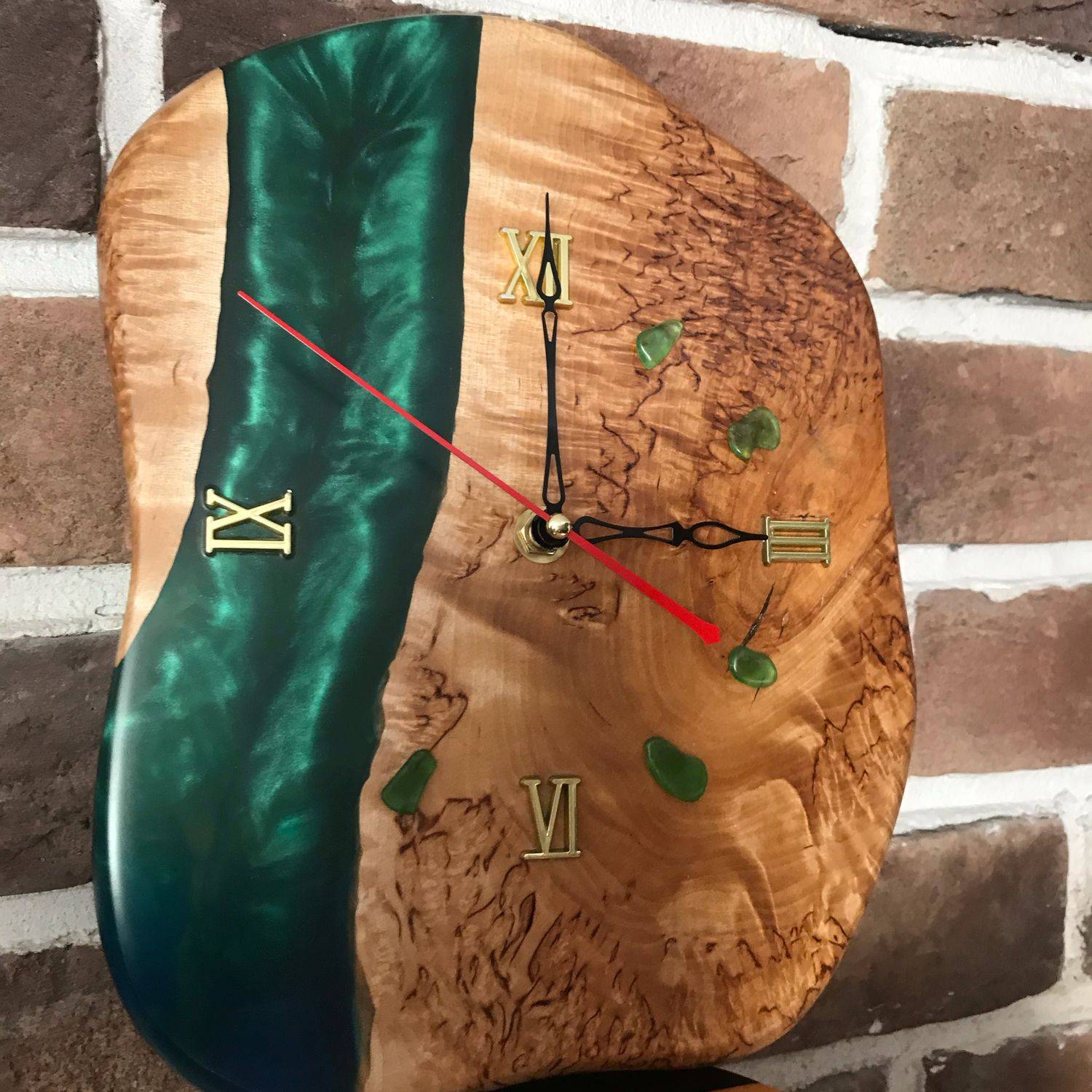 Недорогие и оригиальные часы из дерева и эпоксидой смолы