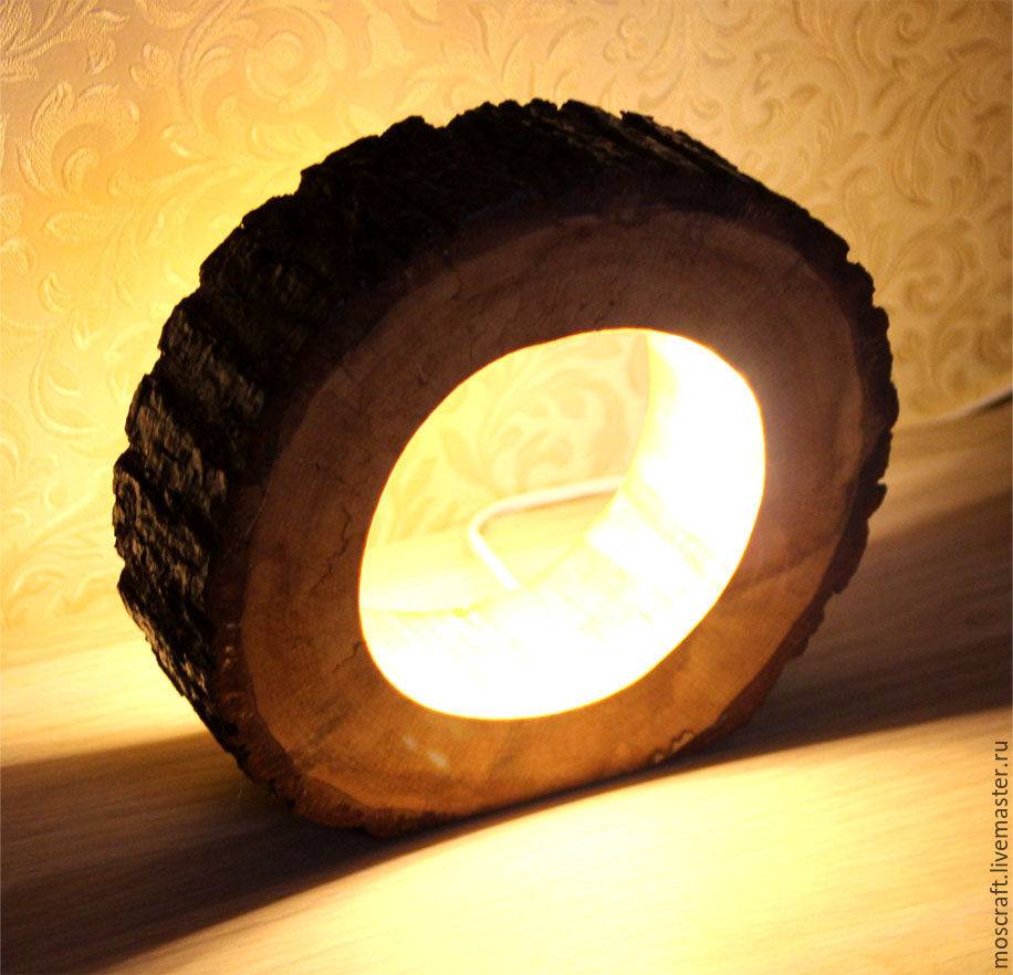 Интересный светильник из ствола дерева