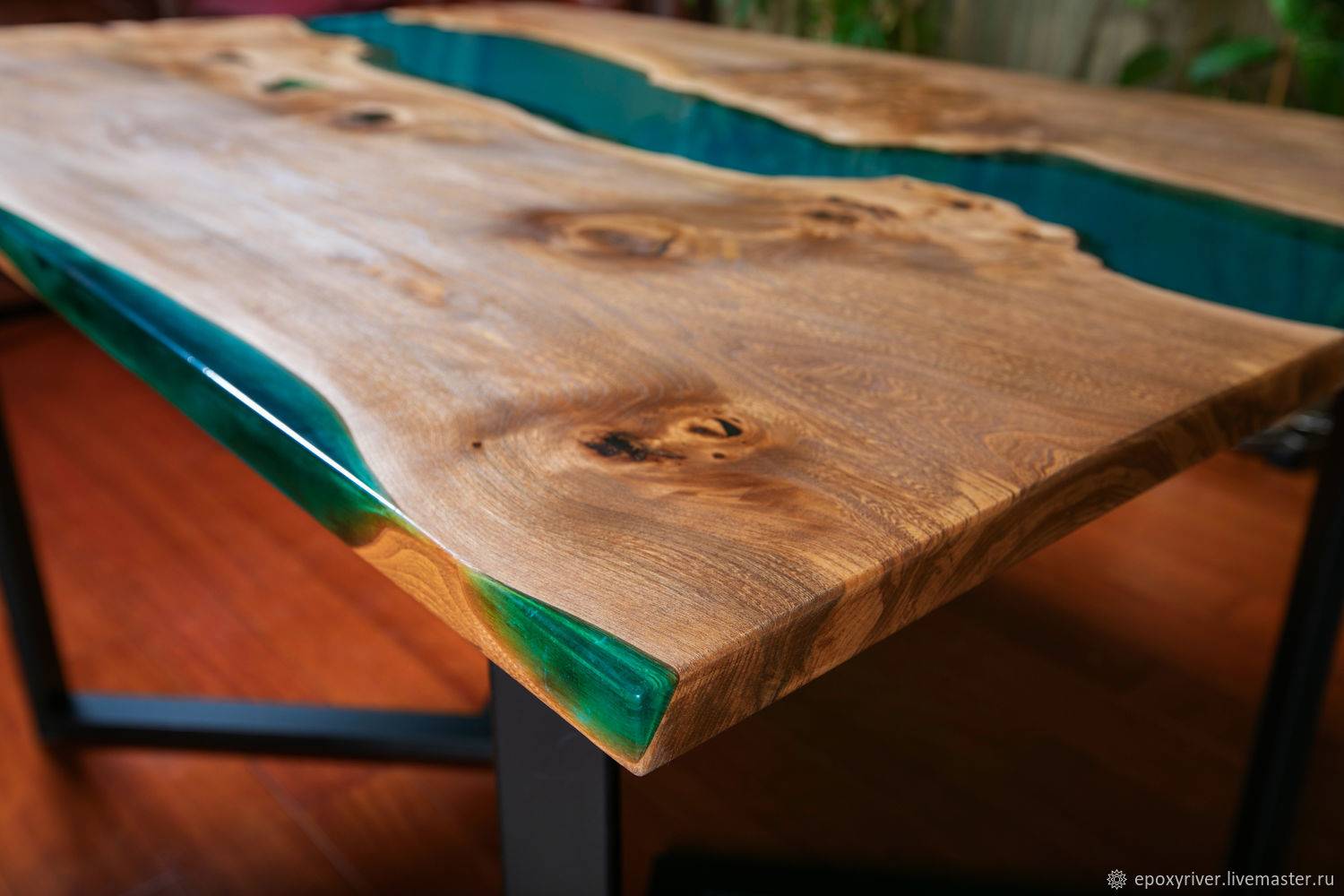 Делаем дизайнерский стол из эпоксидной смолы «за три копейки»